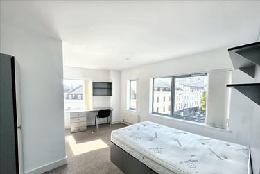 8 bed flat, 10 Kinterbury Street, City Centre, Plymouth, PL12DG - Image 3